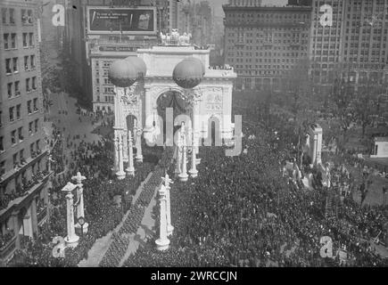 27th Parade, Foto zeigt Soldaten der 27th Division der US Army, die nach ihrer Ankunft aus Frankreich nach dem Ersten Weltkrieg in New York City parieren, 25. März 1919, Glass negative, 1 negative: Glass Stockfoto