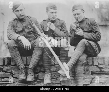 Doughboys in Cochem, Foto zeigt amerikanische Soldaten, die Pfeifen in Cochem rauchen, wahrscheinlich nach dem Ersten Weltkrieg, 1919 oder 1920, Glasnegative, 1 negativ: Glas Stockfoto