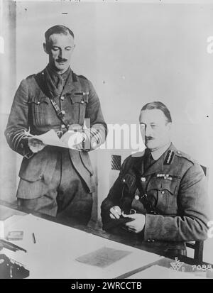 Lt. Colonel J. M. Blair, Major General Knox, Foto zeigt Generalmajor Sir Alfred William Fortescue Knox (1870–1964), der im Juli 1918 Leiter der britischen Militärmission in Sibirien war, und Lieutenant Colonel J. M. Blair von der britischen Armee., 1918, Glass negative, 1 negative: Glass Stockfoto