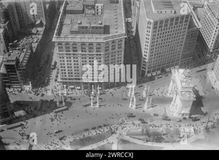 Von Met. Gebäude, Foto zeigt eine Luftaufnahme vom Metropolitan Life Insurance Company Tower an der 24th Street und 5th Avenue, New York City, mit dem temporären „Victory Arch“ am Madison Square., 1918 oder 1919, Glasnegative, 1 negativ: Glas Stockfoto