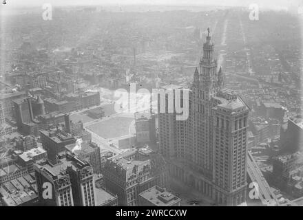 Vom Woolworth Bldg. Zeigt das Foto eine Luftaufnahme aus dem Woolworth Building des David N. Dinkins Municipal Building, New York City, zwischen ca. 1915 und ca. 1920, Glasnegative, 1 negativ: Glas Stockfoto