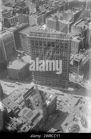 Von Met. Gebäude, Foto zeigt eine Luftaufnahme des Madison Square und einen temporären Siegesbogen, aufgenommen vom Metropolitan Life Insurance Company Tower, zwischen ca. 1915 und ca. 1920, Glasnegative, 1 negativ: Glas Stockfoto