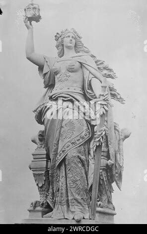 Figur auf Niederwalddenkmal, Foto zeigt Germania Figur auf dem Niederwalddenkmal, einem 1871 errichteten Denkmal zur Erinnerung an die Gründung des Deutschen Reiches, im Landschaftspark Niederwald, Hessen, zwischen ca. 1915 und ca. 1920, Glasnegative, 1 negativ: Glas Stockfoto