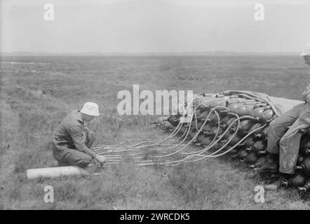 Wasserstoffgaslieferungen für das britische Luftschiff R34, Roosevelt Field, nahe Mineola, Long Island, 1919, das Foto zeigt Wasserstoffgasvorräte für das britische Luftschiff R34 in Roosevelt Field, nahe Mineola, Long Island, zum Zeitpunkt des ersten Transatlantikflugs der R34 im Jahr 1919., 1919, Glass negative, 1 negative: Glass Stockfoto