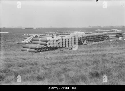 Wasserstoffgaslieferungen für das britische Luftschiff R34, Roosevelt Field, nahe Mineola, Long Island, 1919, das Foto zeigt Wasserstoffgasvorräte für das britische Luftschiff R34 in Roosevelt Field, nahe Mineola, Long Island, zum Zeitpunkt des ersten Transatlantikflugs der R34 im Jahr 1919., 1919, Glass negative, 1 negative: Glass Stockfoto