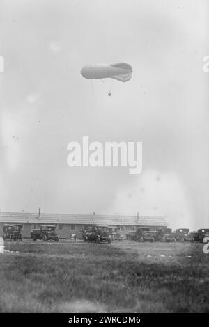 Marineblimp, Mineola, Foto zeigt einen Blimp in Mineola, Long Island, der als Leuchtfeuer zum britischen Luftschiff R34 geflogen wurde, während seines ersten Transatlantikfluges, 1919., 1919. Juli 3, Glass negative, 1 negative: Glass Stockfoto