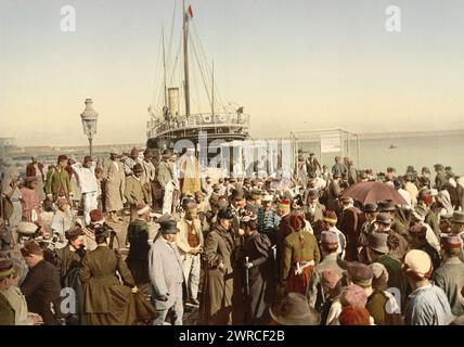 Sie steigen von einem Schiff aus, Algier, Algerien, CA. 1899., Farbe, 1890-1900 Stockfoto