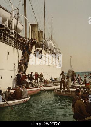 Sie steigen von einem Schiff aus, Algier, Algerien, CA. 1899., Farbe, 1890-1900 Stockfoto