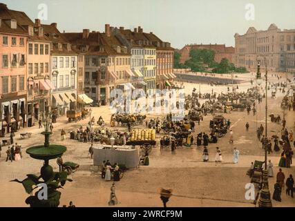 Hochbrucke Platz, Kopenhagen, Dänemark, Druck zeigt die Højbro Plads (oberer Brückenplatz), Kopenhagen, Dänemark, mit dem Storkespringvand (Storchenbrunnen) im Vordergrund und den Ruinen des Palastes Christianborg im Hintergrund., zwischen ca. 1890 und ca. 1900., Dänemark, Kopenhagen, Farbe, 1890-1900 Stockfoto