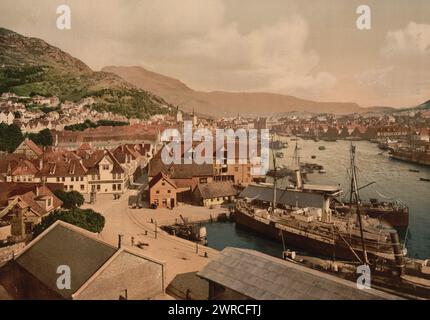 Allgemeine Ansicht vom Walkendorff-Turm, Bergen, Norwegen, Print zeigt Ansicht von Bergen, Norwegen vom Rozenkrantztårnet (Rosenkrantz-Turm), manchmal auch bekannt als Walkendorff-Turm., zwischen ca. 1890 und ca. 1900., Norwegen, Bergen, Farbe, 1890-1900 Stockfoto