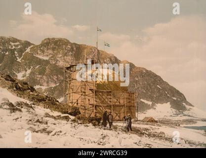 Andrees Station in Danskoen (d. h. Danskøya), Spitzbergen, Norwegen, Print zeigt die Station des schwedischen Entdeckers Salomon August Andrée (1854–1897), der versuchte, mit einem Wasserstoffballon zum Nordpol zu reisen., 1896 oder 1897., Norwegen, Spitzbergen Island, Farbe, 1890-1900 Stockfoto