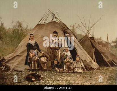 Eine Lapp-Familie, Norwegen, zwischen ca. 1890 und ca. 1900., Sami (Europäerinnen Und Europäer), 1890-1900, Farbe, 1890-1900 Stockfoto