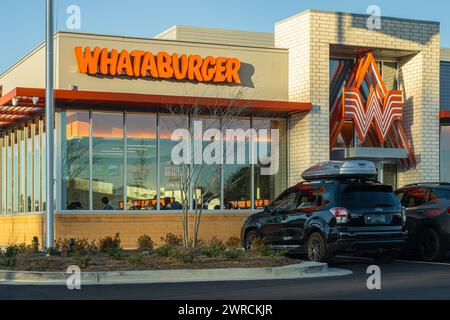 New Whataburger Fast Food Restaurant bei Sonnenuntergang in Snellville, Georgia. (USA) Stockfoto