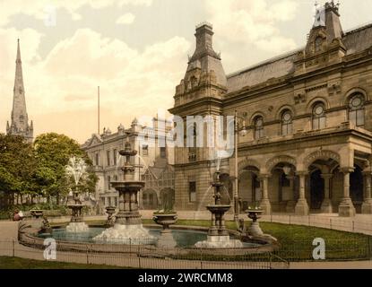 Municipal Buildings, Southport, England, Foto zeigt das Sourthport Arts Centre, früher Cambridge Hall, mit dem Southport Town Hall auf der linken Seite, zwischen ca. 1890 und ca. 1900., England, Southport, Farbe, 1890-1900 Stockfoto