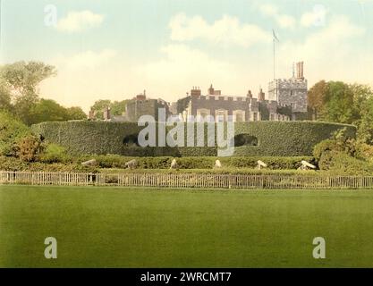 Die Burg, Walmer, England, Bild zeigt Walmer Castle in Kent, England, das 1539-1540 von Heinrich VIII. Als Artilleriebeschützung errichtet wurde, um der Bedrohung durch die Invasion Frankreichs und Spaniens entgegenzuwirken. 1890 und ca. 1900., England, Walmer, Farbe, 1890-1900 Stockfoto