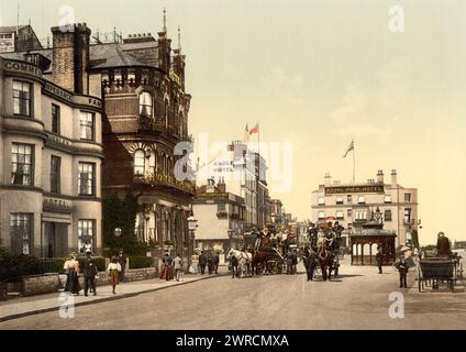 Ryde, Hotels und Busse, Isle of Wight, England, Bild zeigt das Royal Esplanade Hotel auf der linken Seite und das Royal Pier Hotel in der Ferne. Das Royal Pier Hotel wurde 1931 zwischen ca. 1890 und ca. 1900., England, Isle of Wight, Color, 1890-1900 Stockfoto