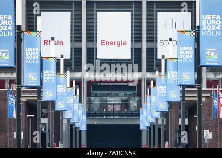 Köln Deutschland 06. März 2024: Viele Fahnen der uefa Euro 2024 köln am Eingang zum rhein Energie Stadion köln Stockfoto