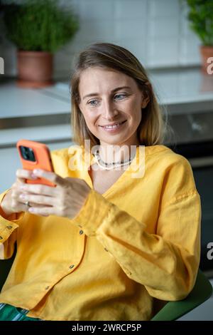 Erfreut überrascht Frau erhalten gute unerwartete Nachrichten, die Freizeit mit Handy zu Hause genießen Stockfoto