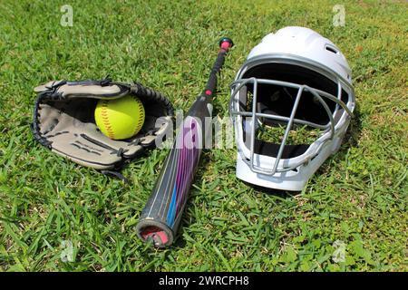 Softball-Ausrüstung auf Gras Stockfoto