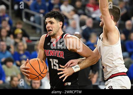 Pedro Lopez-Sanvicente (15) fährt während eines NCAA-Halbfinales zwischen den Denver University Pioneers und der University of Nebraska-Omaha Maverics während der Summit League Championships im Denny Sanford PREMIERE Center in Sioux Falls, SD, am Montag, den 11. März 2024 in den Korb. Russell Hons/CSM Stockfoto