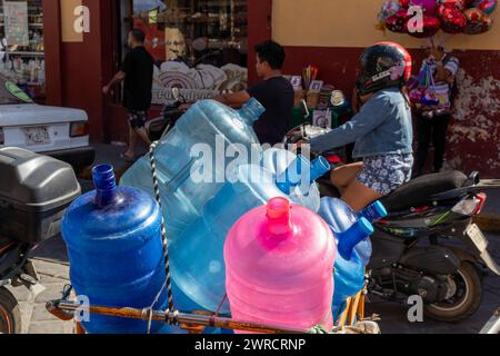 Oaxaca, Mexiko - leere Trinkwasserflaschen auf einem Wagen. Sie werden aufgefüllt und an die Benutzer zurückgesendet. Stockfoto