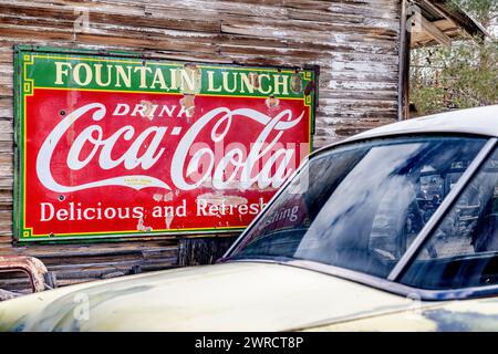 Alte Geisterstadt im Westen - Nelson Nevada Vereinigte Staaten alte alte alte alte Coca-Cola-Schilder, antike Gebäude, Eldorado Canyon und Techatticup Mine Clark County USA Stockfoto