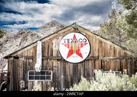 Alte Geisterstadt im Westen - Nelson Nevada, USA, altes Texaco-Schild auf einem antiken Gebäude, Eldorado Canyon & Techatticup Mine Clark County USA Stockfoto