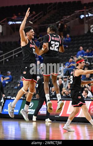 Pedro Lopez-Sanvicente (15) und die Denver Pioneers Guardin Isaiah Addo-Ankrah (32) feiern, nachdem sie am Montag im Denny Sanford PREMIERE Center in Sioux Falls, SD, ein NCAA-Halbfinale für Männer zwischen den Denver University Pioneers und der University of Nebraska-Omaha Maverics gewonnen haben. März 2024. Denver gewann 66:63. Russell Hons/CSM Stockfoto