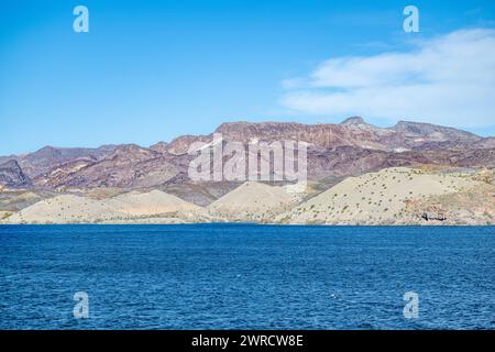 Colorado River in Nelson Nevada - Sandsteinklippen des Eldorado Canyon und der El Dorado Bergkette Stockfoto