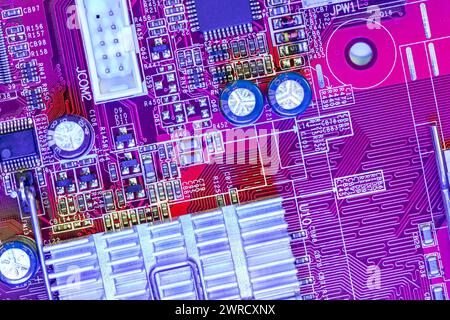 Aluminiumkühler zur Chipsatzkühlung. Nahaufnahme der elektronischen Komponenten auf der Leiterplatte. Stockfoto