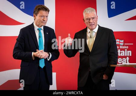 London, Großbritannien. März 2024. (L-R) der Reformführer des Vereinigten Königreichs Richard Tice und der Abgeordnete von Ashfield Lee Anderson sprechen während einer Pressekonferenz. Anderson ist von den Konservativen zu Reform UK übergelaufen, nachdem seine Kommentare, dass Sadiq Khan ëin die Tasche von Islamistsí sei, dazu geführt hatten, dass ihm die konservative Peitsche zurückgezogen wurde. Quelle: SOPA Images Limited/Alamy Live News Stockfoto