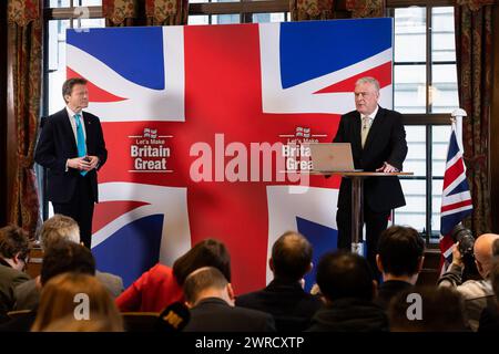 London, Großbritannien. März 2024. (L-R) der Reformführer des Vereinigten Königreichs Richard Tice und der Abgeordnete von Ashfield Lee Anderson sprechen während einer Pressekonferenz. Anderson ist von den Konservativen zu Reform UK übergelaufen, nachdem seine Kommentare, dass Sadiq Khan ëin die Tasche von Islamistsí sei, dazu geführt hatten, dass ihm die konservative Peitsche zurückgezogen wurde. (Foto: Tejas Sandhu/SOPA Images/SIPA USA) Credit: SIPA USA/Alamy Live News Stockfoto