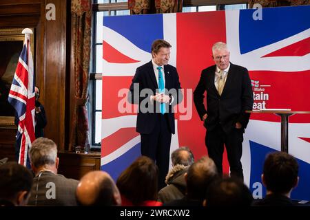 London, Großbritannien. März 2024. (L-R) der Reformführer des Vereinigten Königreichs Richard Tice und der Abgeordnete von Ashfield Lee Anderson sprechen während einer Pressekonferenz. Anderson ist von den Konservativen zu Reform UK übergelaufen, nachdem seine Kommentare, dass Sadiq Khan ëin die Tasche von Islamistsí sei, dazu geführt hatten, dass ihm die konservative Peitsche zurückgezogen wurde. Quelle: SOPA Images Limited/Alamy Live News Stockfoto