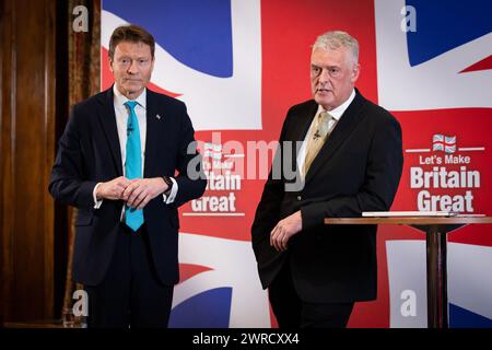 London, Großbritannien. März 2024. (L-R) der Reformführer des Vereinigten Königreichs Richard Tice und der Abgeordnete von Ashfield Lee Anderson sprechen während einer Pressekonferenz. Anderson ist von den Konservativen zu Reform UK übergelaufen, nachdem seine Kommentare, dass Sadiq Khan ëin die Tasche von Islamistsí sei, dazu geführt hatten, dass ihm die konservative Peitsche zurückgezogen wurde. (Foto: Tejas Sandhu/SOPA Images/SIPA USA) Credit: SIPA USA/Alamy Live News Stockfoto