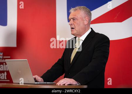 London, Großbritannien. März 2024. Lee Anderson, Abgeordneter von Ashfield, spricht auf einer Pressekonferenz. Anderson ist von den Konservativen zu Reform UK übergelaufen, nachdem seine Kommentare, dass Sadiq Khan ëin die Tasche von Islamistsí sei, dazu geführt hatten, dass ihm die konservative Peitsche zurückgezogen wurde. (Foto: Tejas Sandhu/SOPA Images/SIPA USA) Credit: SIPA USA/Alamy Live News Stockfoto