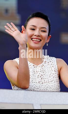 ZHENGZHOU, CHINA - 17. AUGUST 2013 - (DATEI) Schauspielerin Zhang Ziyi nimmt am 1. August an einer Festveranstaltung in einem Hotel in Zhengzhou, Provinz Henan, China Teil Stockfoto