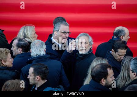 Francisco Javier Ortega Smith-Molina (mit Brille in der Mitte), Generalsekretär der rechtsextremen Partei Vox während der 11M Gedenkveranstaltungen heute Morgen im Hauptquartier der Gemeinschaft Madrid. Madrid feierte den 20. Jahrestag der islamischen Terroranschläge vom 11. März 2004 mit vier Zügen des Madrider CercanÌas-Netzes. Bei den 11 Millionen Angriffen wurden 192 Tote und fast 2.000 Verletzte getötet. Es ist das blutigste in der Geschichte Spaniens und das zweitschwerste in ganz Europa. (Foto: David Canales/SOPA Images/SIPA USA) Stockfoto