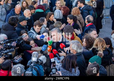 Madrid, Spanien. März 2024. Francisco Javier Ortega Smith-Molina, Generalsekretär der rechtsextremen Partei Vox, spricht nach den 11 Millionen Gedenkveranstaltungen heute Morgen im Hauptquartier der Gemeinschaft Madrid mit den Medien. Madrid feierte den 20. Jahrestag der islamischen Terroranschläge vom 11. März 2004 mit vier Zügen des Madrider CercanÌas-Netzes. Bei den 11 Millionen Angriffen wurden 192 Tote und fast 2.000 Verletzte getötet. Es ist das blutigste in der Geschichte Spaniens und das zweitschwerste in ganz Europa. (Foto: David Canales/SOPA Images/SIPA USA) Credit: SIPA USA/Alamy Live News Stockfoto