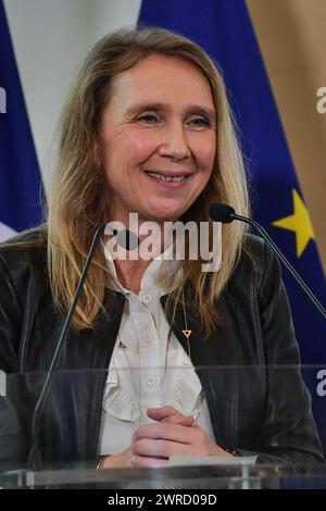 Paris, Frankreich. März 2024. Die stellvertretende Bürgermeisterin von Paris, Frankreich, zuständig für Kultur und die Stadt des Viertels Stunde Carine Rolland spricht während einer Pressepräsentation zur Programmierung der Kulturolympiade vor den Paris, Frankreich 2024 Spielen im Luxembourg Museum in Paris, Frankreich am 11. März 2024. Foto: Firas Abdullah/ABACAPRESS.COM Credit: Abaca Press/Alamy Live News Stockfoto