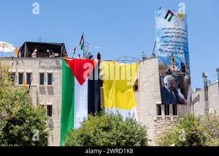 Die Fahnen des Vatikans und Palästinas werden während einer heiligen Messe auf dem Hauptplatz vor der Geburtsbasilika gesehen, die Papst Franziskus bei seinem Besuch in Bethlehem hält. Papst Franziskus unternahm die Reise nach Bethlehem als eine seiner ersten Reisen im Amt. Er unterstützt ein Friedensabkommen zwischen Israel und Palästina. Stockfoto