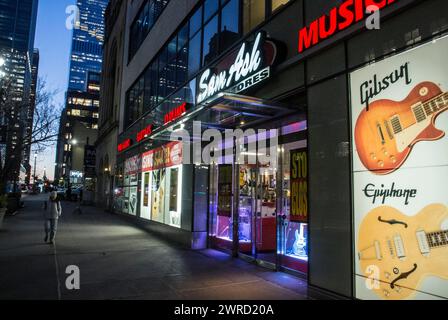 New York, New York, USA. März 2024. SAM ASH Flaggschiff-Musikgeschäft in New York City schließt. (Kreditbild: © Billy Tompkins/ZUMA Press Wire) NUR REDAKTIONELLE VERWENDUNG! Nicht für kommerzielle ZWECKE! Stockfoto