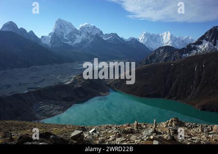 Beim Wandern im Himalaya in Nepal spiegeln sich Wolken im Gokyo-See, mit Blick auf das Dorf Gokyo, den Ngozumba-Gletscher, Arakam TSE und den Cholatse-Berg. Hohe A Stockfoto