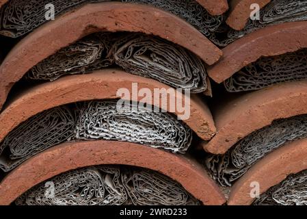 Eine Nahaufnahme einer Mischung aus Holz, Keramik und Pappe in einem Insektenhotel Stockfoto