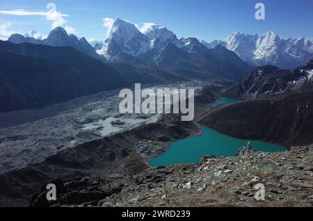 Wandern im Himalaya Nepal, Blick von Gorio Ri auf den Gokyo See, Gokyo Dorf, Ngozumba Gletscher und Berge. Hochgebirgsgletschersee in den Bergen Stockfoto