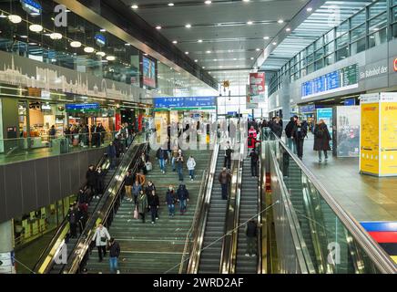 Wien, Österreich. Februar 2024. Die Leute steigen in die U-Bahn am Wiener Hauptbahnhof ab. (Foto: Igor Golovniov/SOPA Images/SIPA USA) Credit: SIPA USA/Alamy Live News Stockfoto