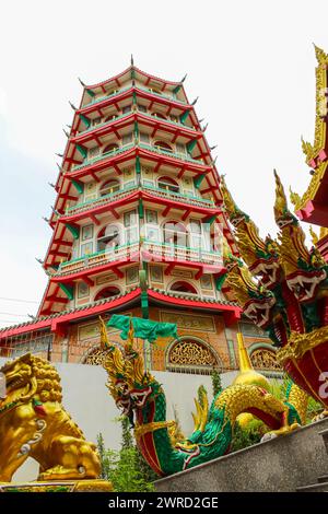 Kanchanaburi, Thailand, Wat Tham Khao Noi und Wat Tham Suea, chinesische und thailändische Tempel in der Provinz Kanchanaburi Stockfoto