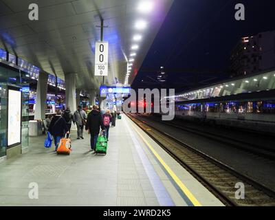 Wien, Österreich. Februar 2024. Passagiere erwarten die Ankunft eines Zuges am Wiener Hauptbahnhof. (Credit Image: © Igor Golovniov/SOPA images via ZUMA Press Wire) NUR REDAKTIONELLE VERWENDUNG! Nicht für kommerzielle ZWECKE! Stockfoto