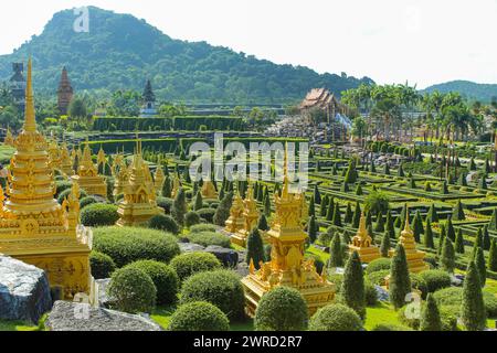 Nongnooch Garden Pattaya Thailand, 10. Oktober 2020, großer öffentlicher Park Lao Chaeng, Touristenattraktionen in Thailand, Reisen in Thailand, Goldener Tempel. Stockfoto