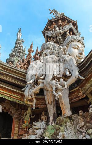 Nahaufnahme auf dem Dach des Heiligtums der Wahrheit, Pattaya, Thailand. Holztempel, breit auf Khmer-Architektur, ausgestellt in einem ruhigen, zeitlosen setti Stockfoto