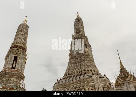 Die Visitenkarte der Hauptstadt von Thailand ist der buddhistische Tempel Wat Arun, Tempel der Morgenröte, der sich am Ufer des Chao Phraya River befindet. Stockfoto